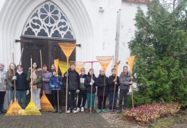 6. klases skolēni pagājušā sestdienā ar prieku un apņēmību palīdzēja Nurmes evaņģēliski luteriskajai draudzei sakopt baznīcas apkārtni.