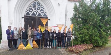 6. klases skolēni pagājušā sestdienā ar prieku un apņēmību palīdzēja Nurmes evaņģēliski luteriskajai draudzei sakopt baznīcas apkārtni.