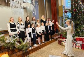 Ziemassvētki ir prieks. Ne skaļš, ne uzbāzīgs –bet sirds prieks, kas nāk no tā, ka mēs redzam apkārtējos smaidām.